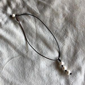 Leather and pearl Necklace
